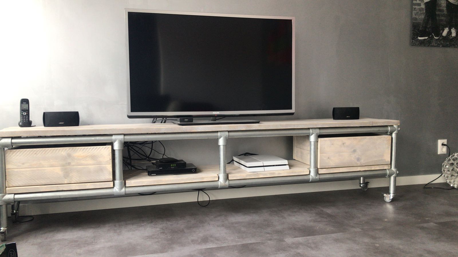 Ongekend TV-meubel van steigerhout en steigerbuis. – Stoksteigerplank.nl CL-31